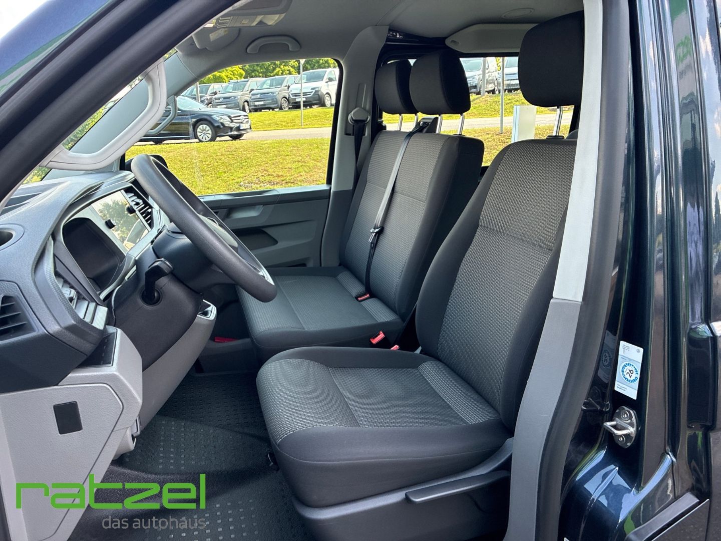 Fahrzeugabbildung Volkswagen T6.1 Kombi LR 2.0 TDI AHK Navi Apple CarPlay And