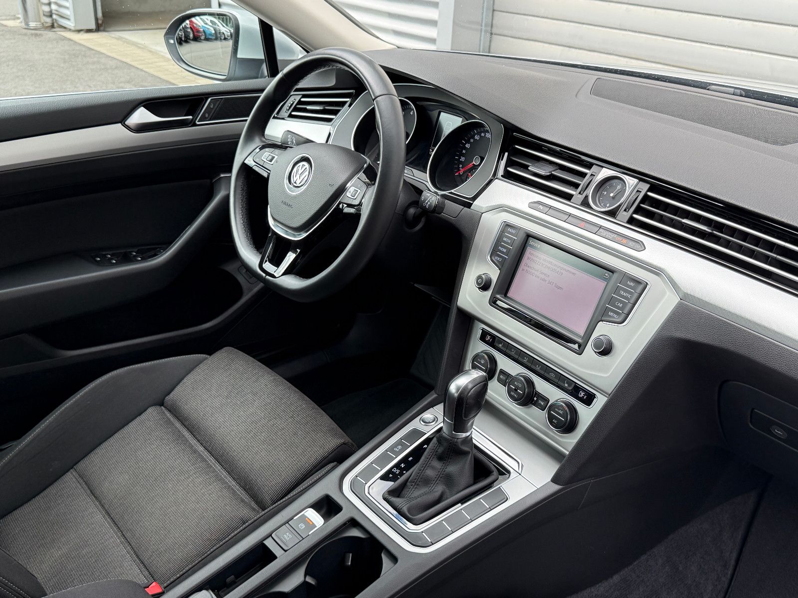 Fahrzeugabbildung Volkswagen Passat Comfortline DSG ACC Navi PDC SHZ Massage