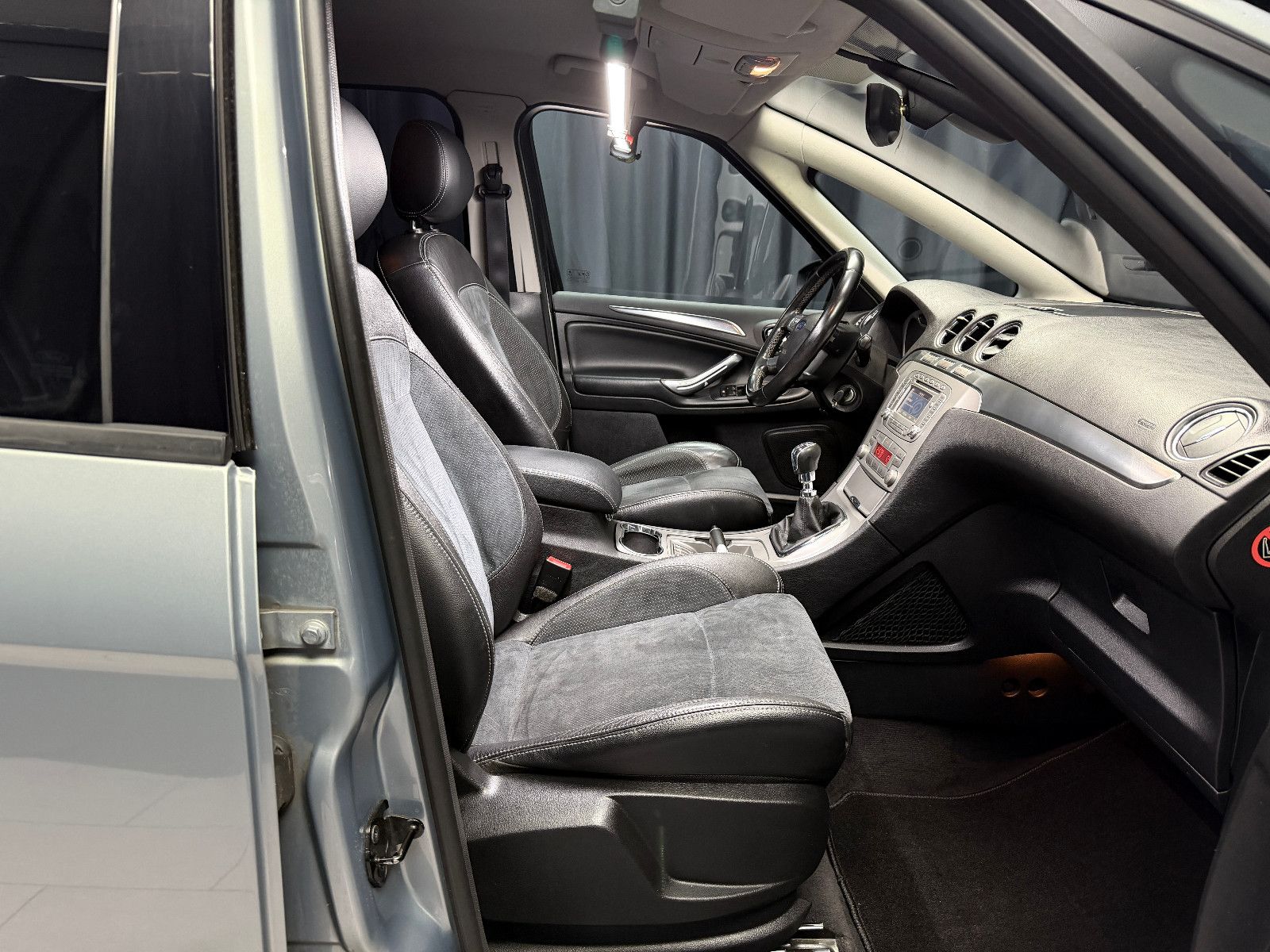 Fahrzeugabbildung Ford S-MAX Titanium|AHK|HU 05/2027