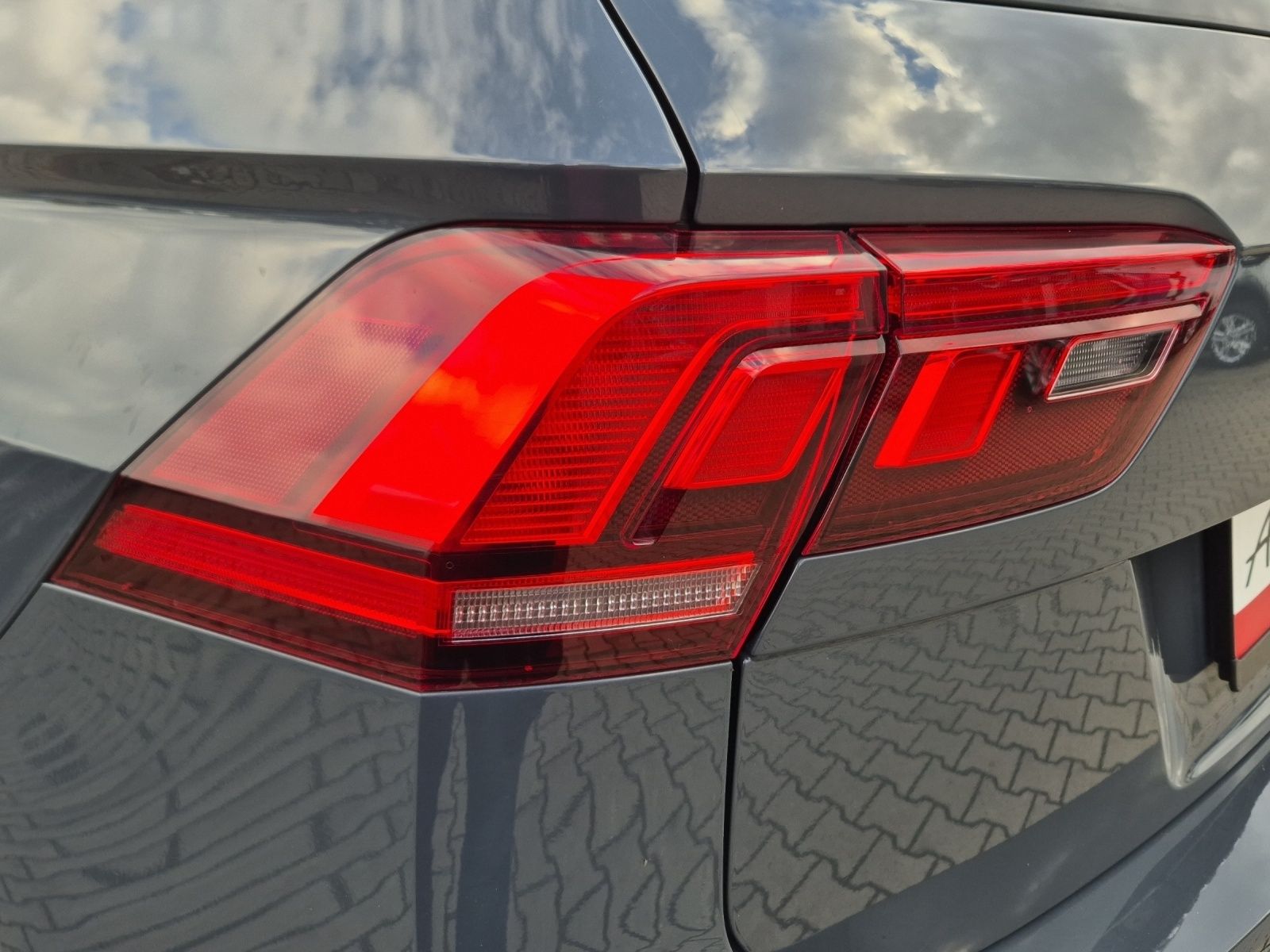 Fahrzeugabbildung Volkswagen Tiguan TSI Life LED AHK Navi Pano ACC Park-Assis