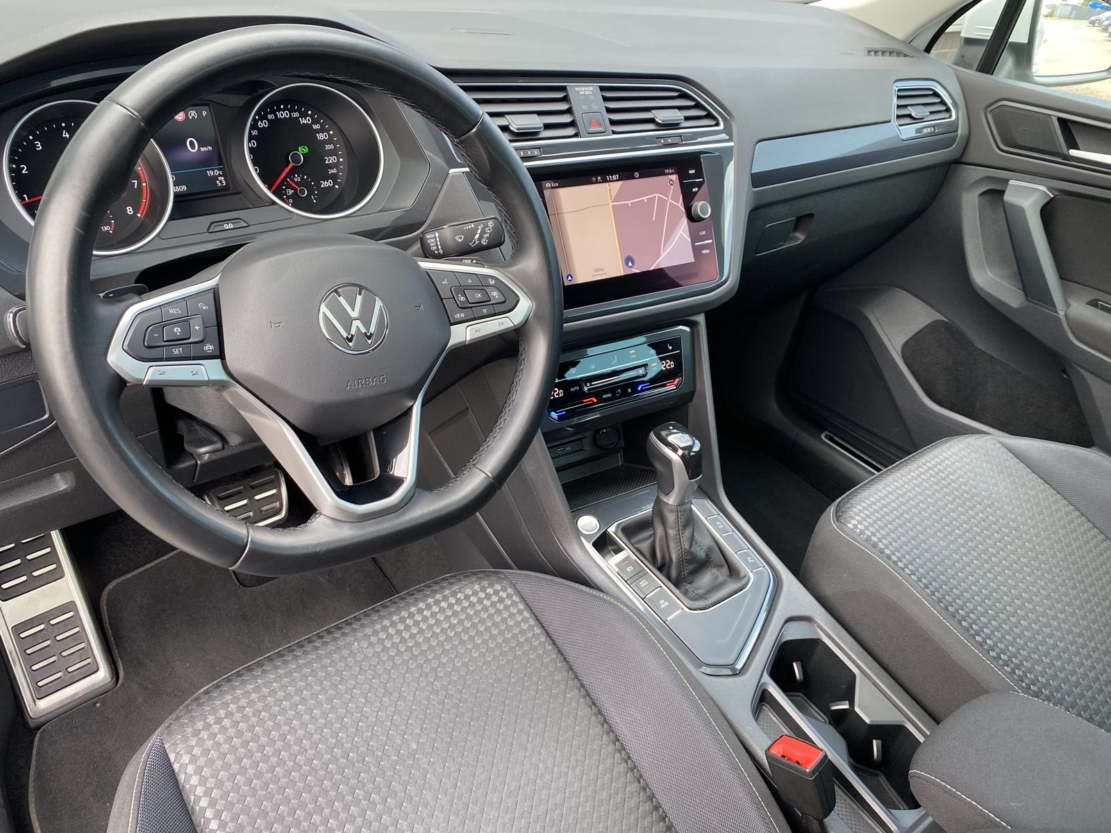 Fahrzeugabbildung Volkswagen Tiguan 1.5 TSI DSG United NAV+LED+AHK+PANO+360°