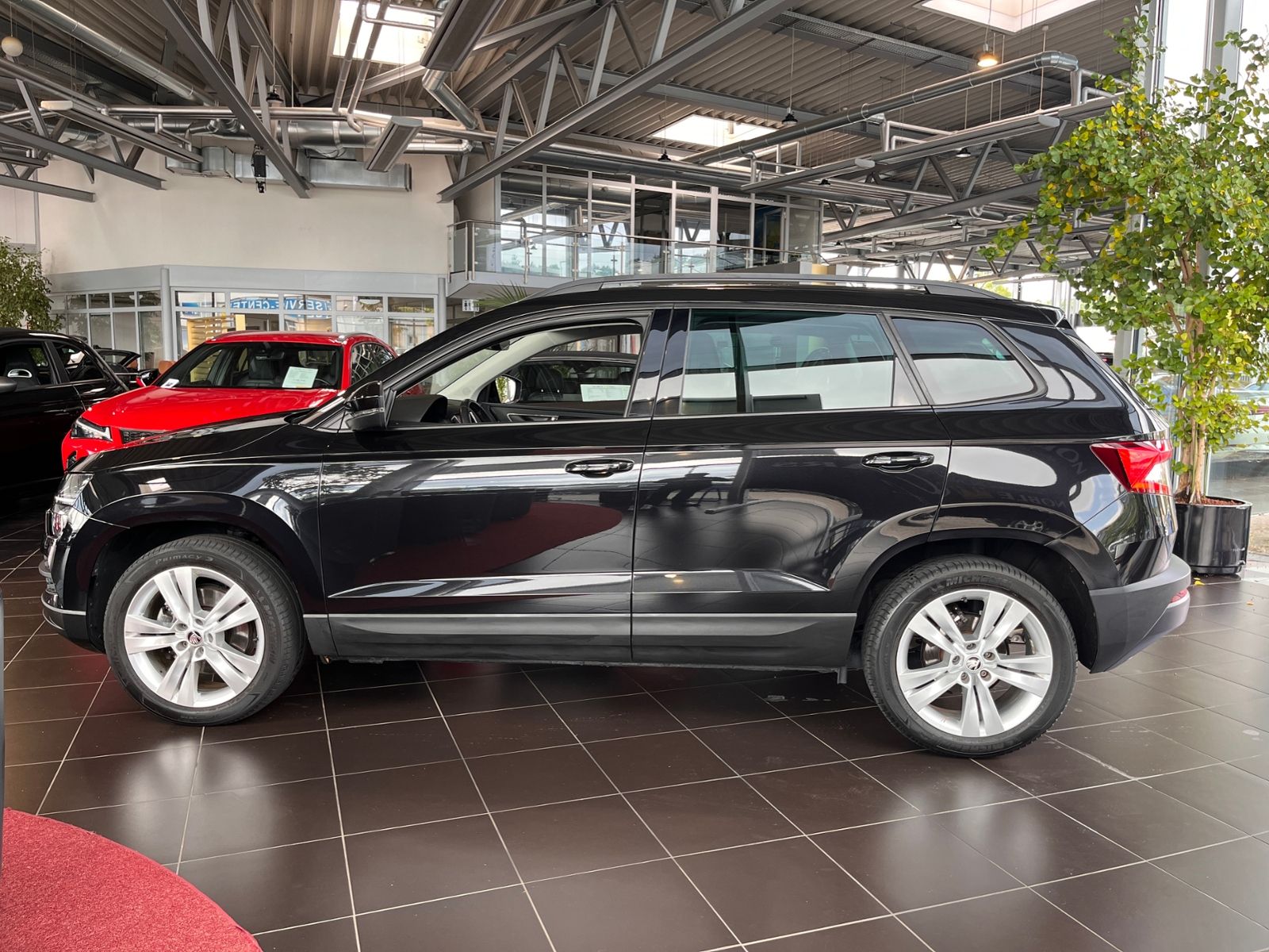 Fahrzeugabbildung SKODA KAROQ Style AHK ACC LED NAV LEDER 18"