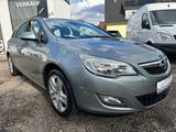 Opel Astra J Sports Tourer Edition*TÜV-neu*AHK*SHZ - Opel Astra aus 2011: Kombi