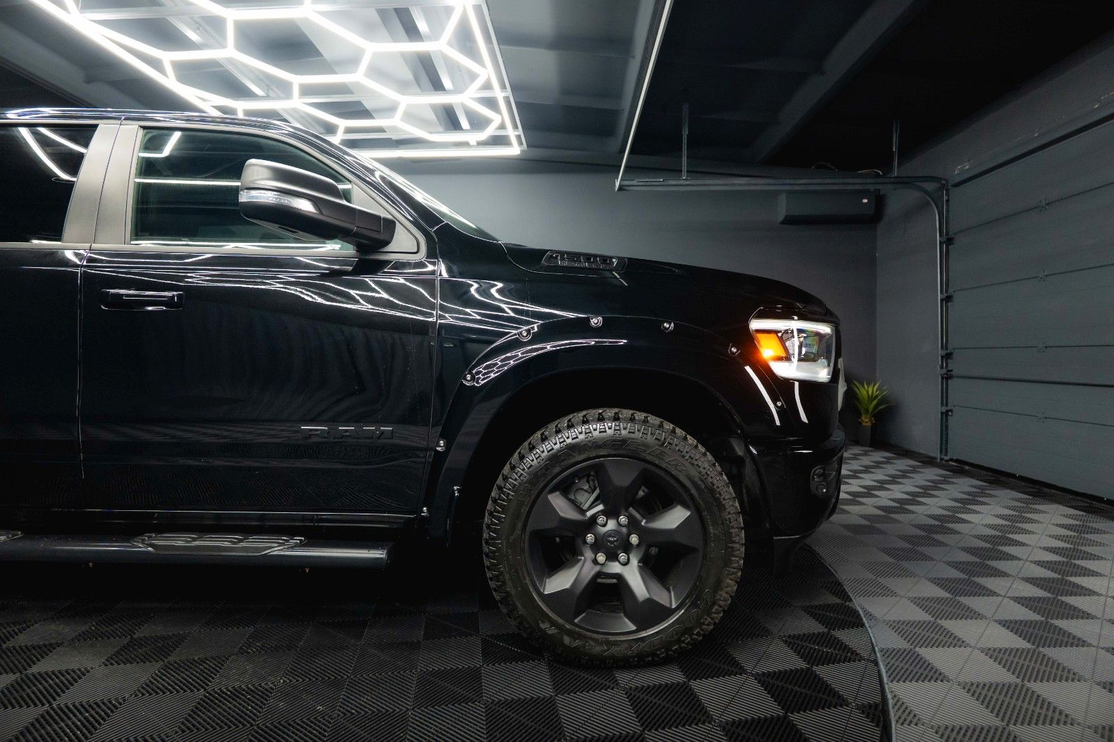 Fahrzeugabbildung Dodge RAM 5.7 V8 HEMI 4x4 Offroad Night-Paket LED 19%