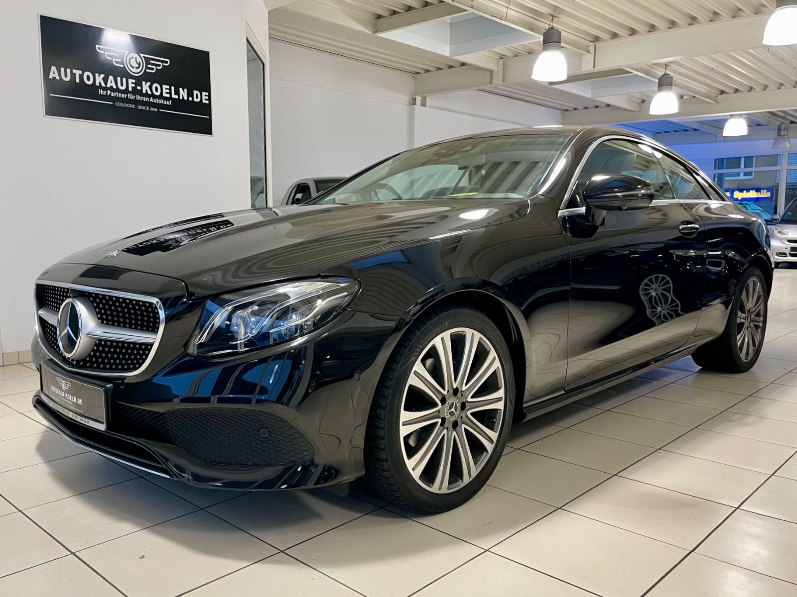 MERCEDES-BENZ E 200 Coupe Avantgarde/Leder/Navi/Led