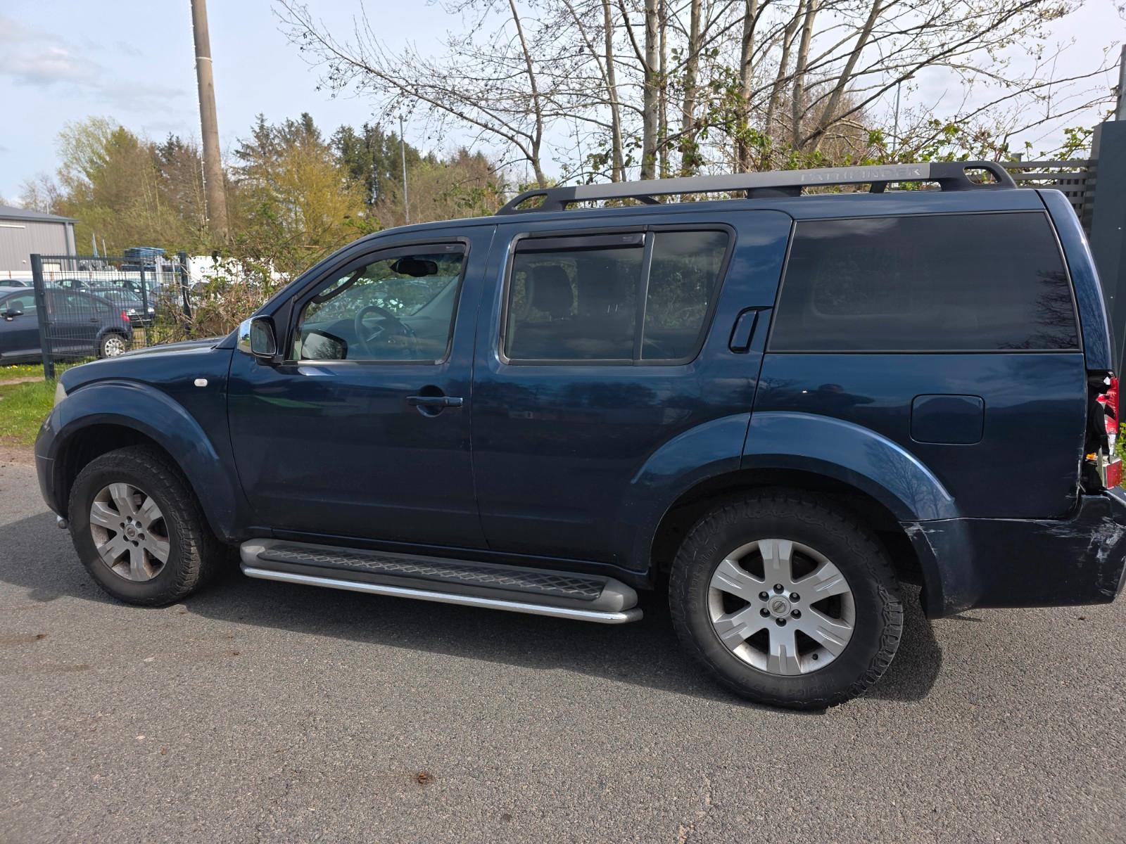 Nissan Pathfinder 2005 — interior