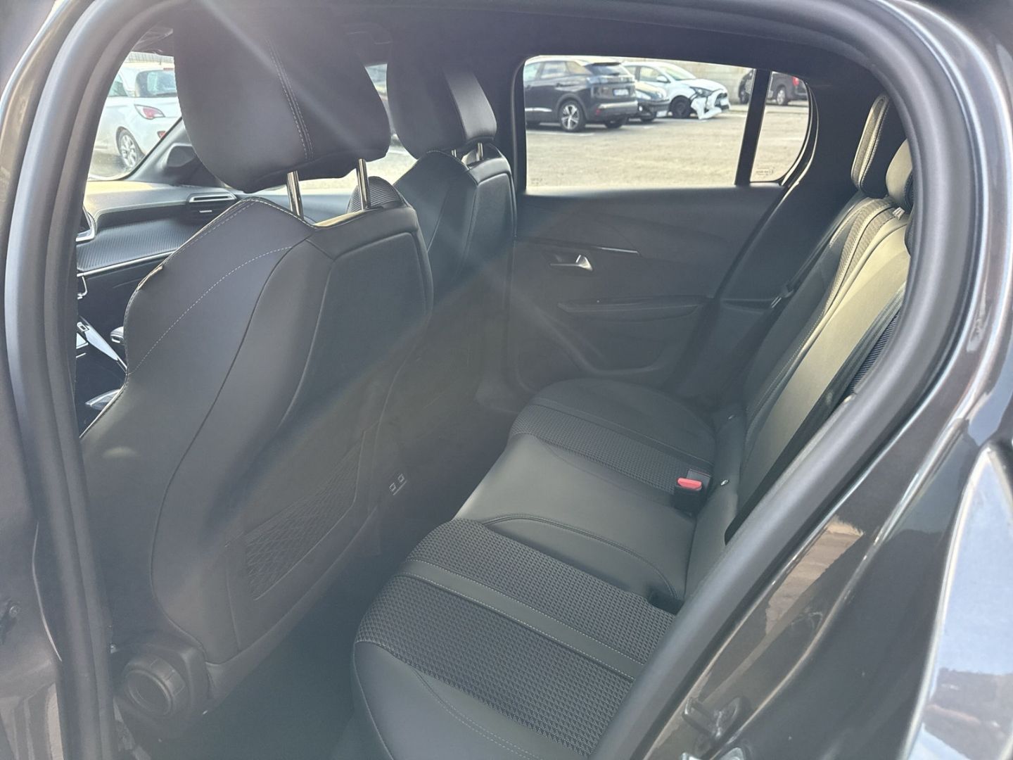 Fahrzeugabbildung Peugeot 208 GT 1.2 PureTech 100 Navi LED ACC Klimaautom