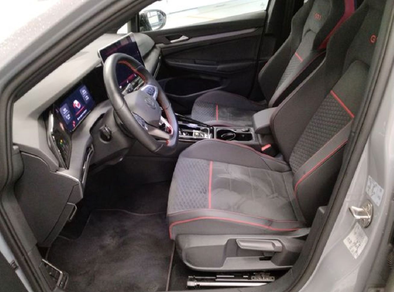Volkswagen Golf VIII GTI Clubsport 2.0 TSI DSG PANO foto 4