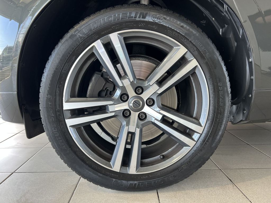Volvo XC60 D5 Inscription AWD B&W Massage Pano Kamera