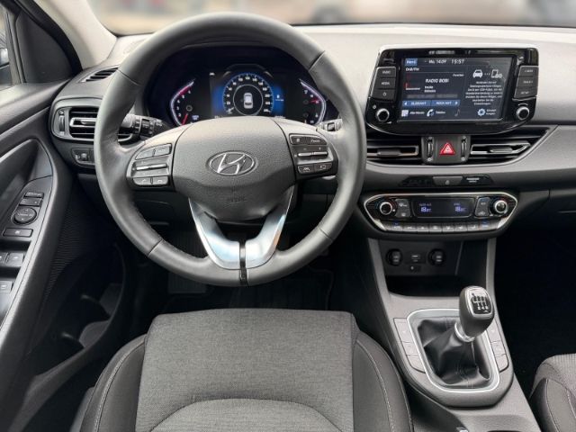 Fahrzeugabbildung Hyundai i30 1.6 cw Trend +CARPLAY+KLIMA+PDC+RFK+SHZ+UVM+