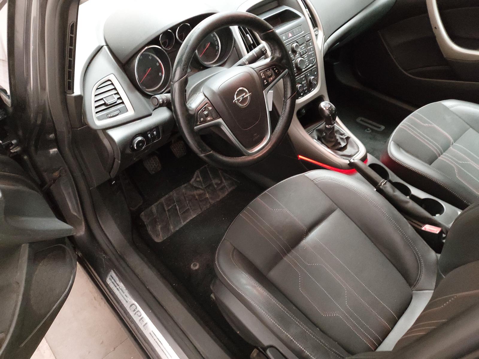 Opel Astra 2012 — photo 6