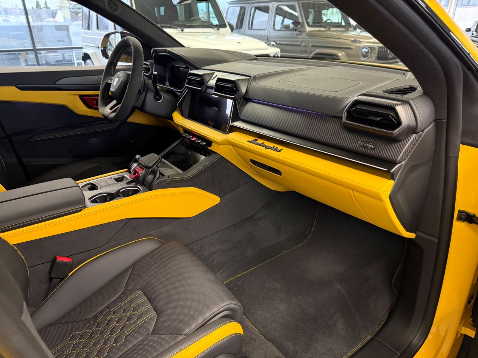 LAMBORGHINI Urus - 16