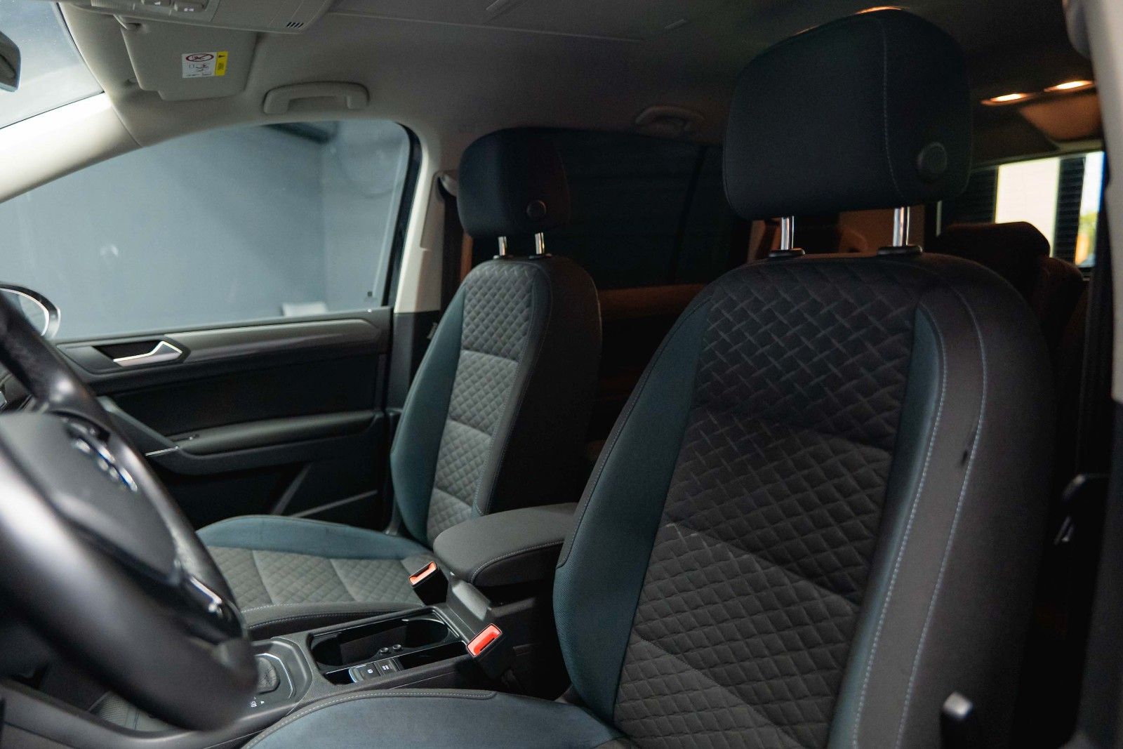 Fahrzeugabbildung Volkswagen Touran 1.6 Comfortline IQ.Drive | 7 Sitze | ACC