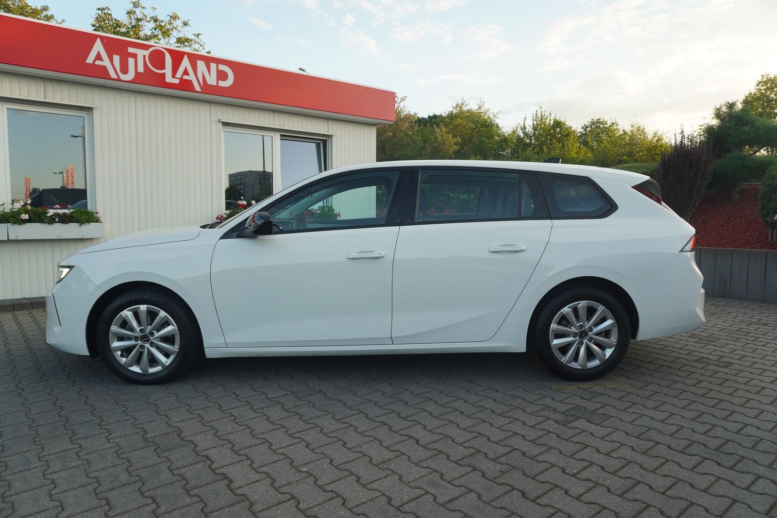 Opel Astra L Sports Tourer 1.2 Edition LED Klimaaut. imagem 3