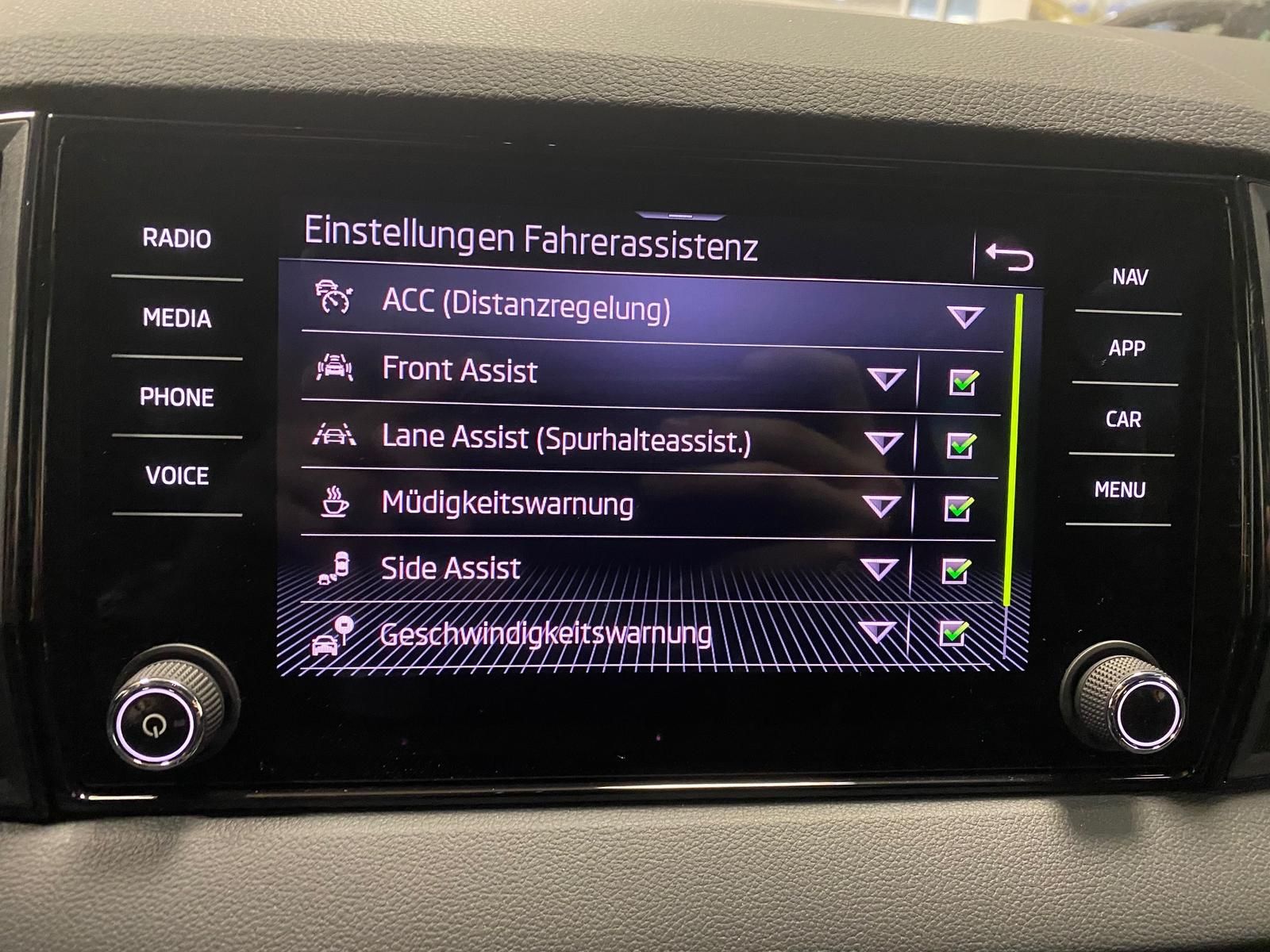 Fahrzeugabbildung SKODA Karoq 1.5 ACT SPORTLINE+5J GA+MATRIX+ACC+360+AHK
