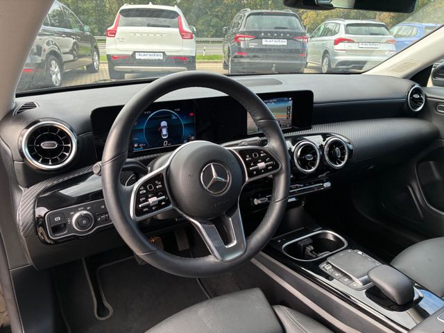Fahrzeugabbildung Mercedes-Benz CLA 180 Lim >AUT/NAV/LED/Teilleder<