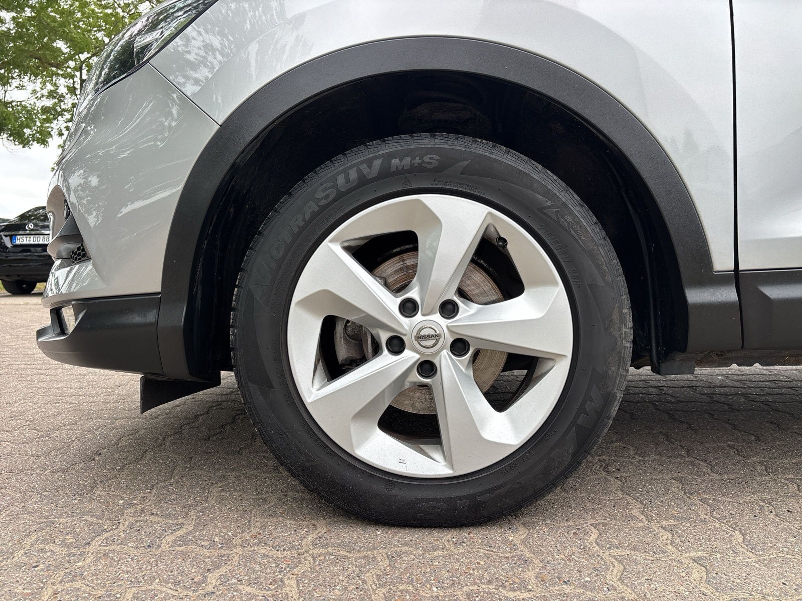 Fahrzeugabbildung Nissan Qashqai 1.2 DIG-T Acenta Navi + Ganzjahresreifen