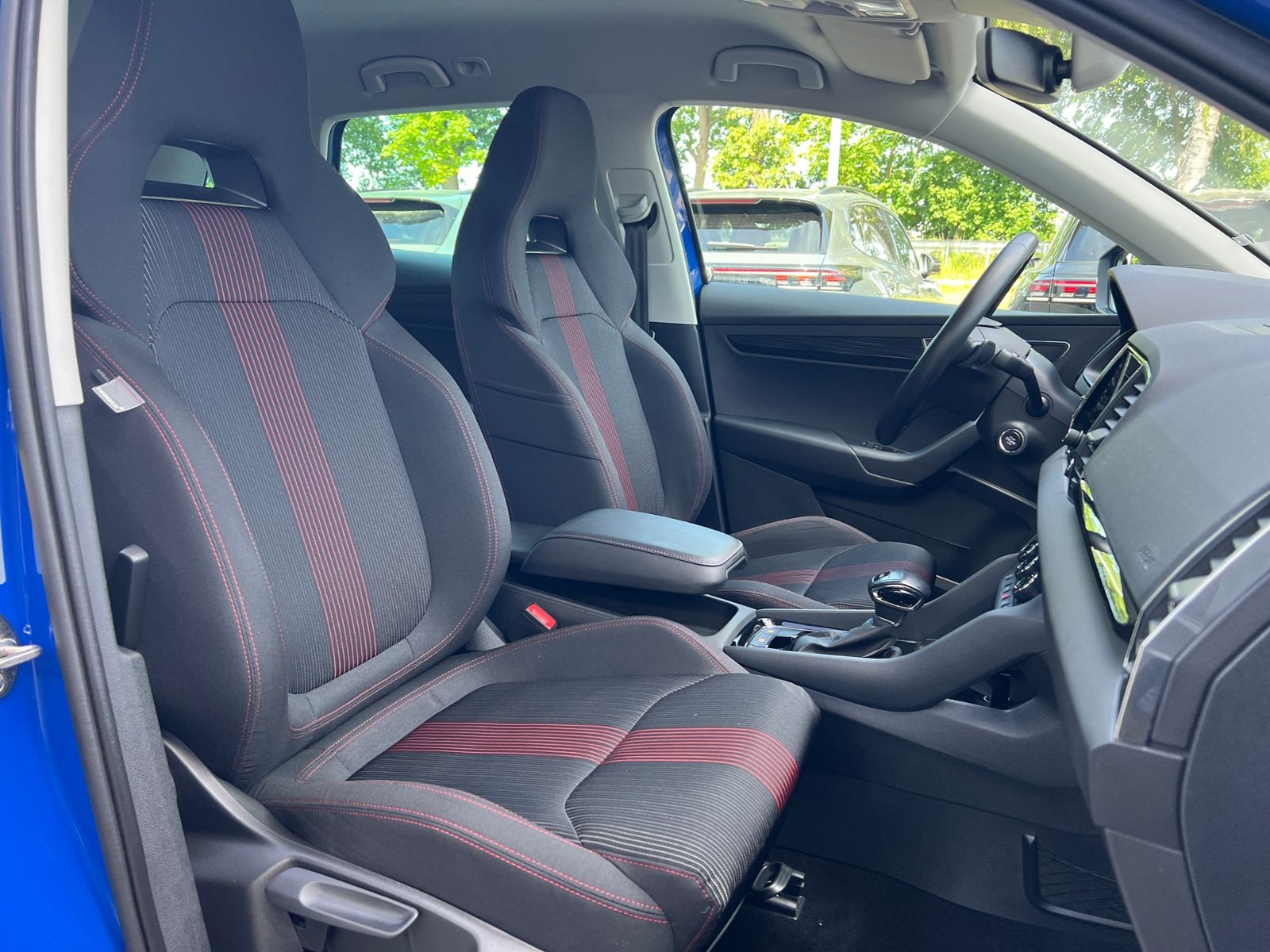 Fahrzeugabbildung SKODA Karoq Style 1.5 TSI ACT DSG *AHK,LED,Navi,18''-L