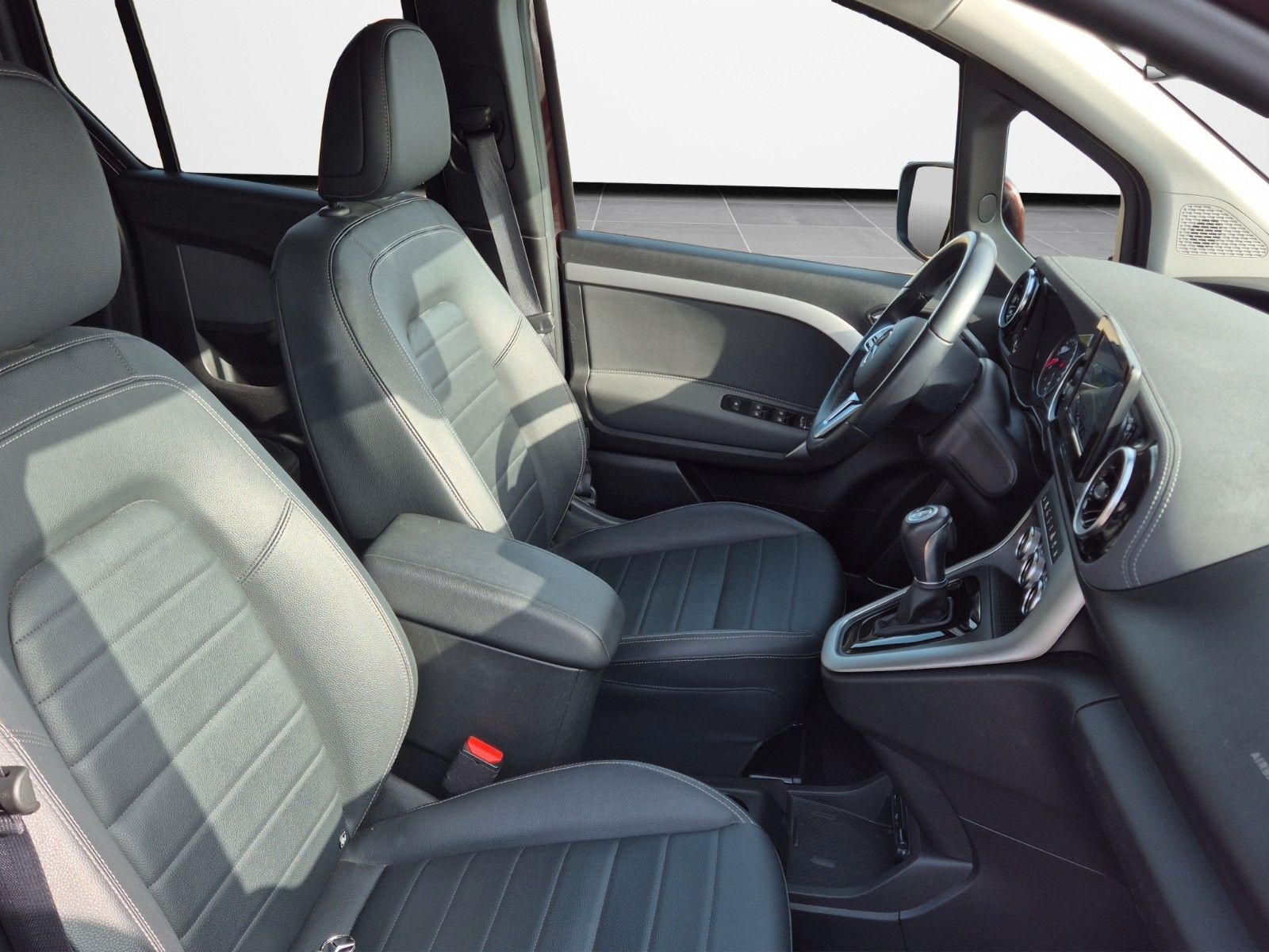 Fahrzeugabbildung Mercedes-Benz T-180 AUTOMATIK KAM LEDER NAVI LED ALLWETTER