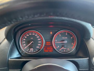BMW X1 18 d xDrive *PANO*NAVI*PDC*AHK*TEMPOMAT*SHZ*