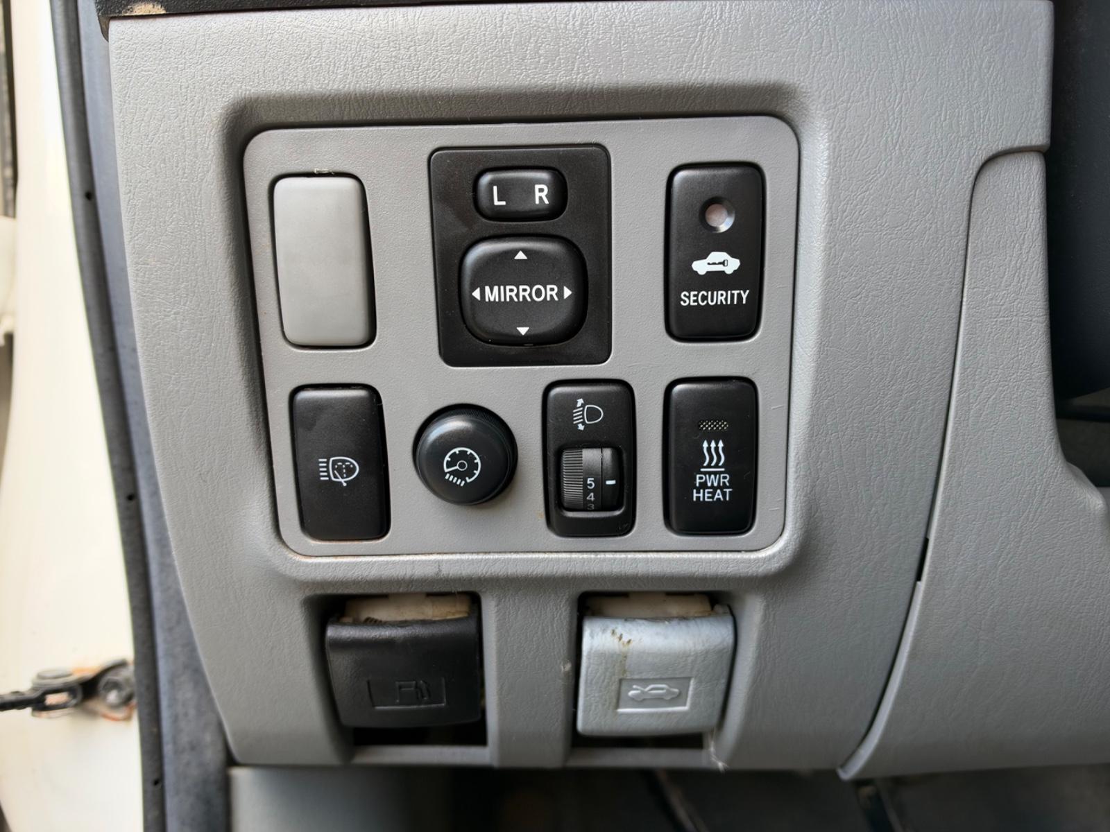 TOYOTA HILUX DOUBLE CAB LIFE 171 ch 4X4 BVM - TREUIL - ATTELAGE - 145000 km