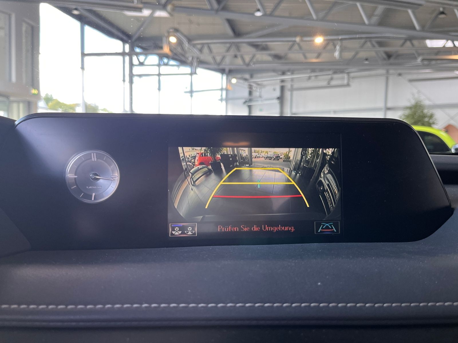 Fahrzeugabbildung Lexus UX 250h Launch Edition LED AHK NAV RFK SHZ ALU