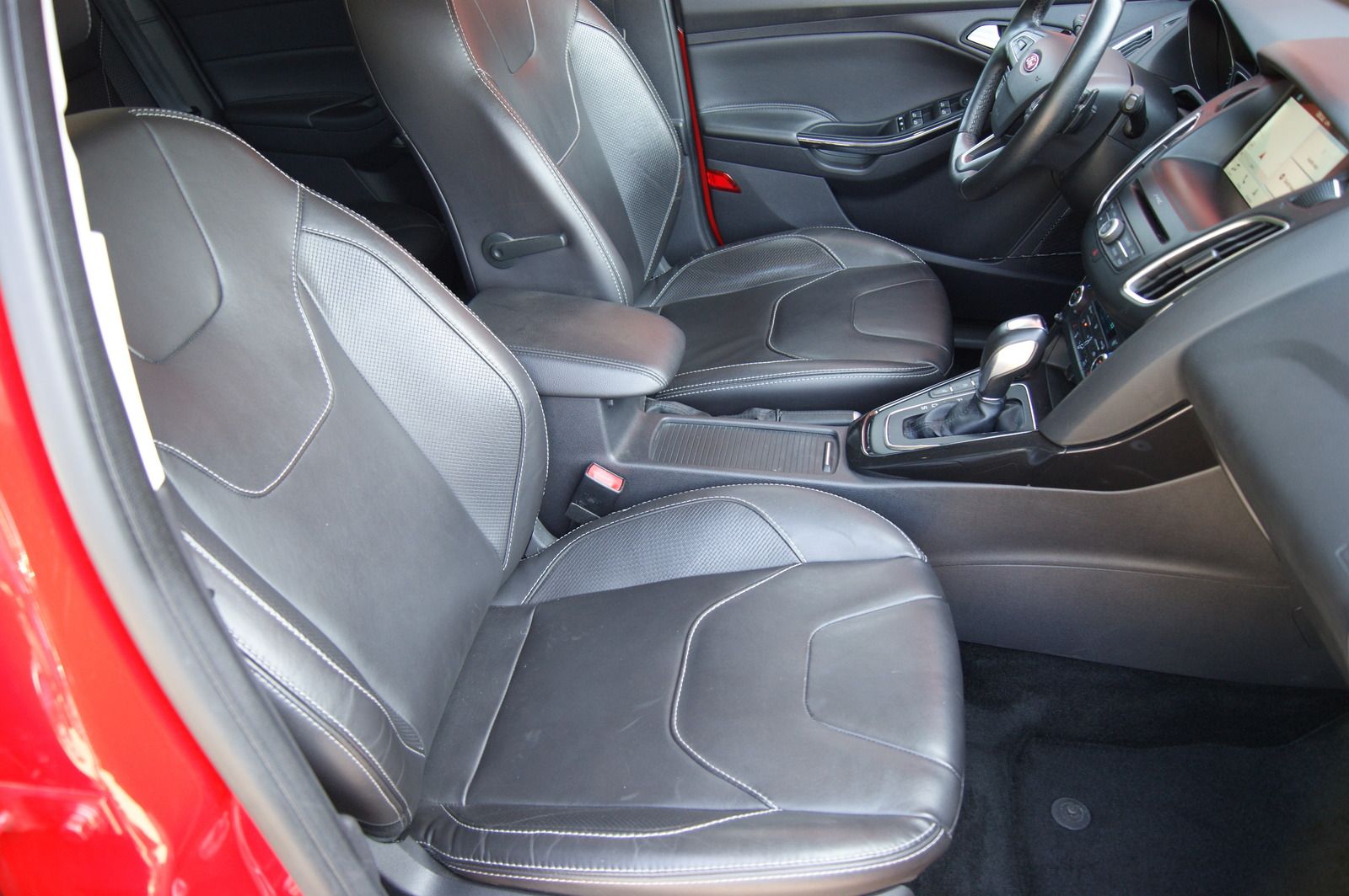 Fahrzeugabbildung Ford Focus Turnier 1.5 Titanium Aut RACEROT ACC STHZG