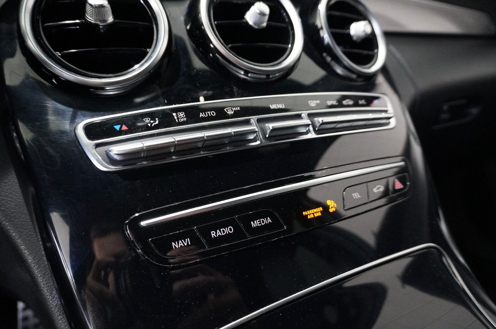 Fahrzeugabbildung Mercedes-Benz C 220 T AMG LINE 4MATIC 9G NAVI/LED/SPORT/BURME.
