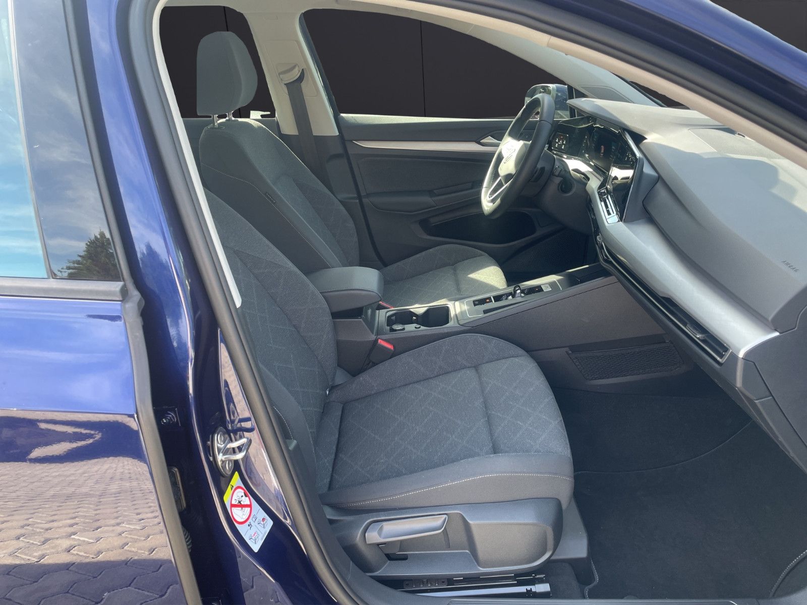 Fahrzeugabbildung Volkswagen Golf VIII Variant Life *AHK*PDC*Ambiente*Navi*