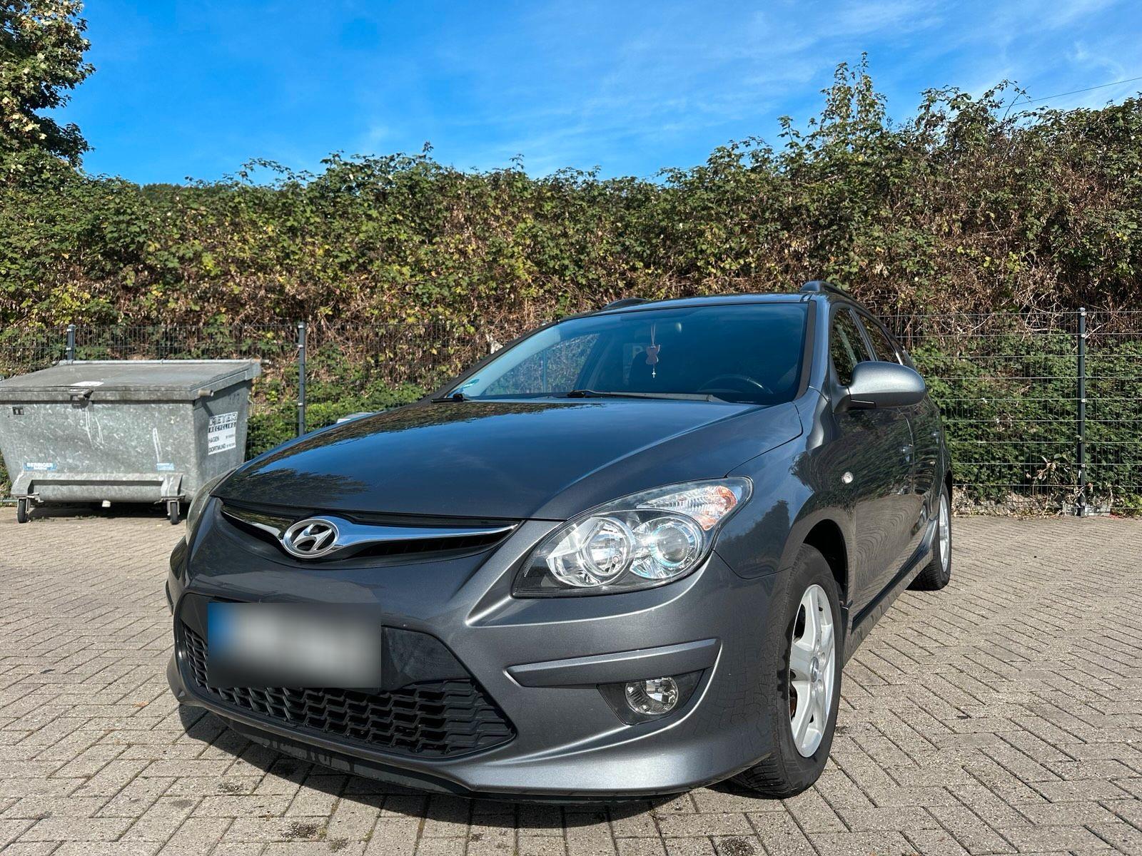 Hyundai i30 2011 — interior