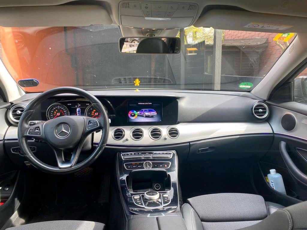 Image of Mercedes-Benz E 220