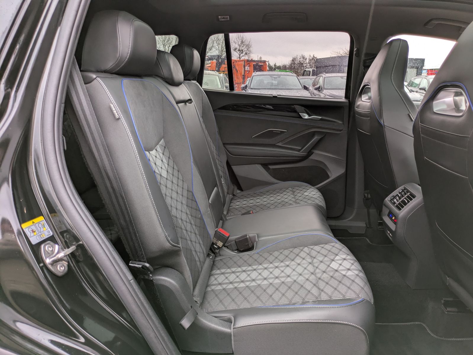 Fahrzeugabbildung Volkswagen Tayron 2.0 TDI 4M R-Line 7Si*MATRIX*AHK*PANO*HUD