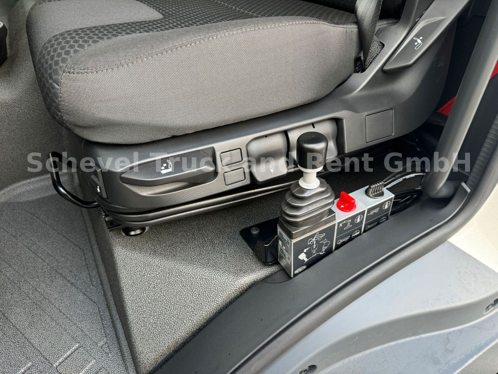 Fahrzeugabbildung MAN TGL 8.220 MEILLER TRIGENIUS 2x Ahk HIAB 072