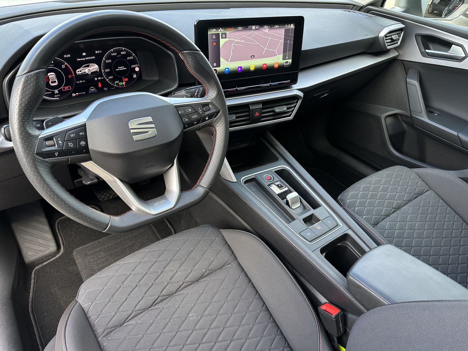 Fahrzeugabbildung SEAT Leon 2.0 TDI DSG FR NAV+LED+AHK+ACC+PANO+BEATS