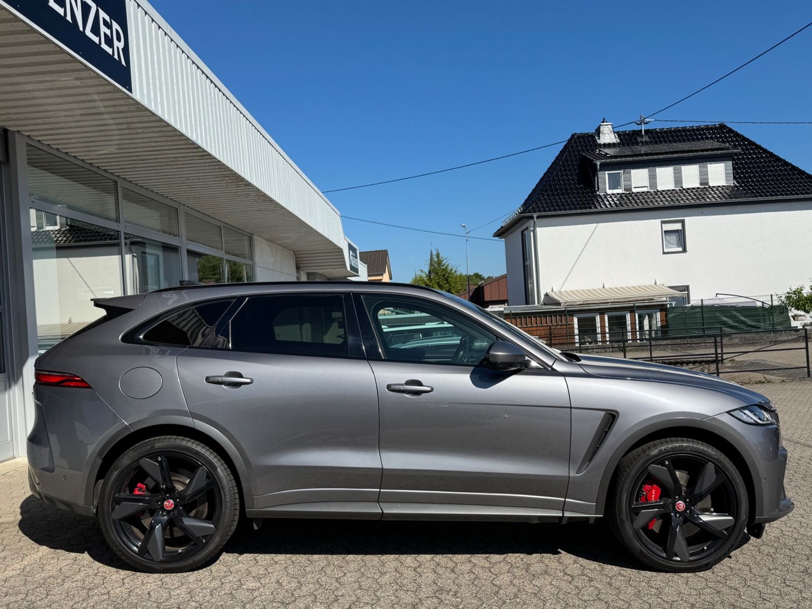 Fahrzeugabbildung Jaguar F-PACE SVR /PANO/MERIDIAN/360°KAM/HUD/AMBIENTE