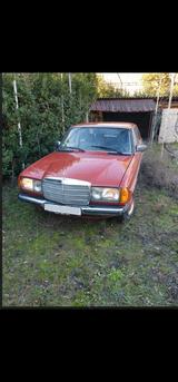 Mercedes-Benz 200 D - rote Mercedes-Benz 200
