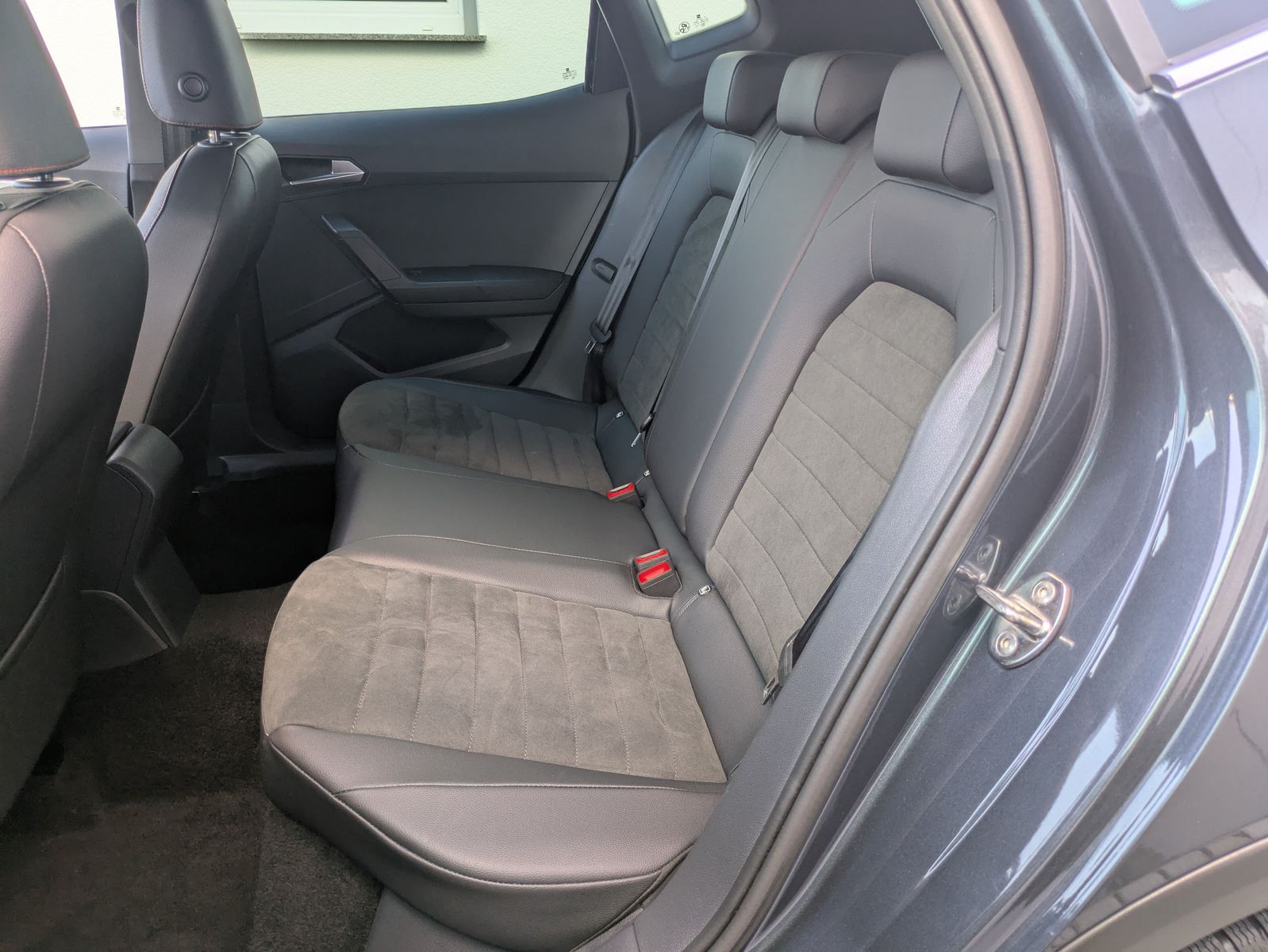 Fahrzeugabbildung SEAT Arona 1.0 TSI FR DSG AHK*ACC*LED*APP*DAB*KAMERA