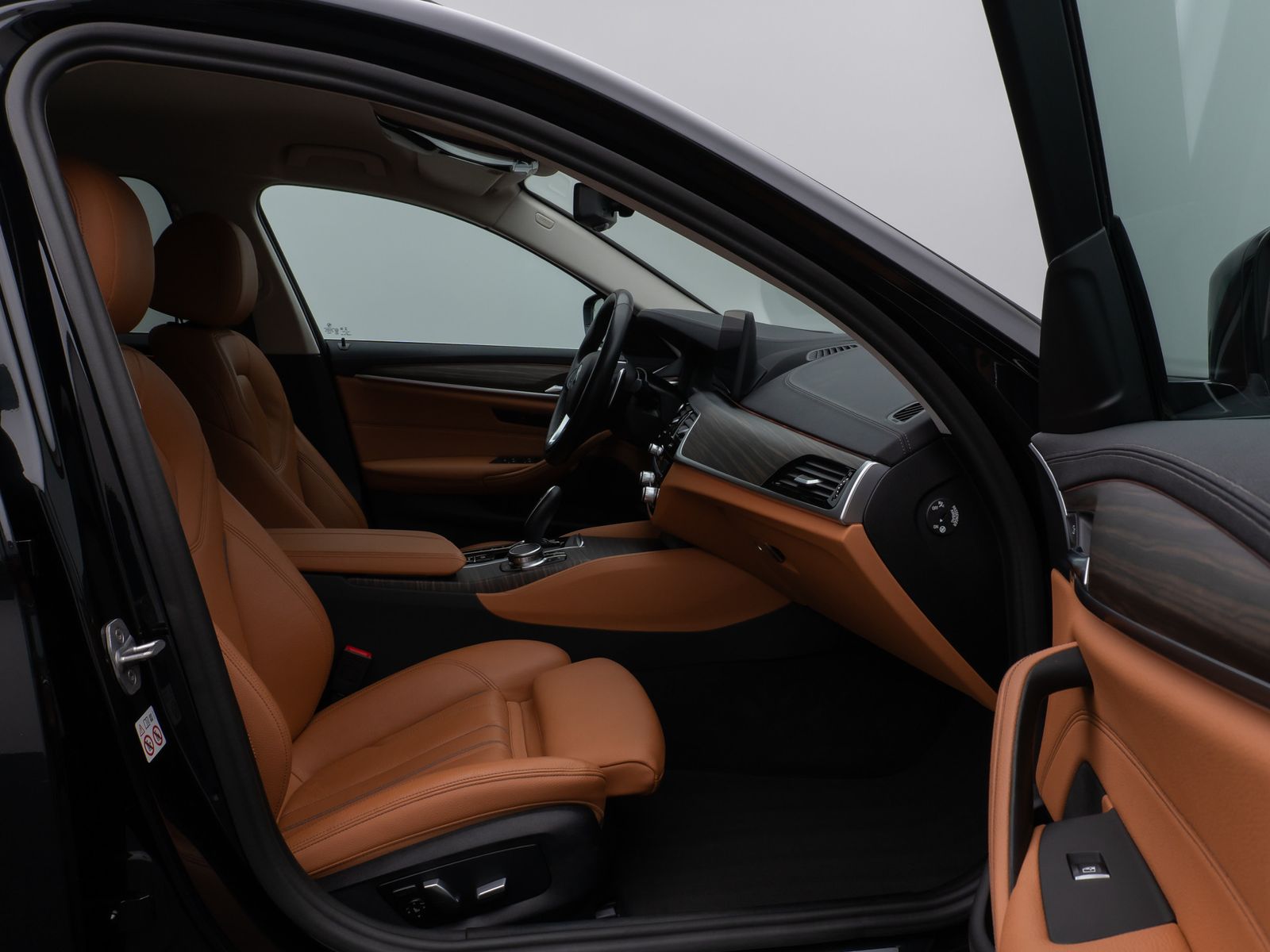 Fahrzeugabbildung BMW 530e xD LuxuryLine 360°HUD DAB AHK Komfort Sport