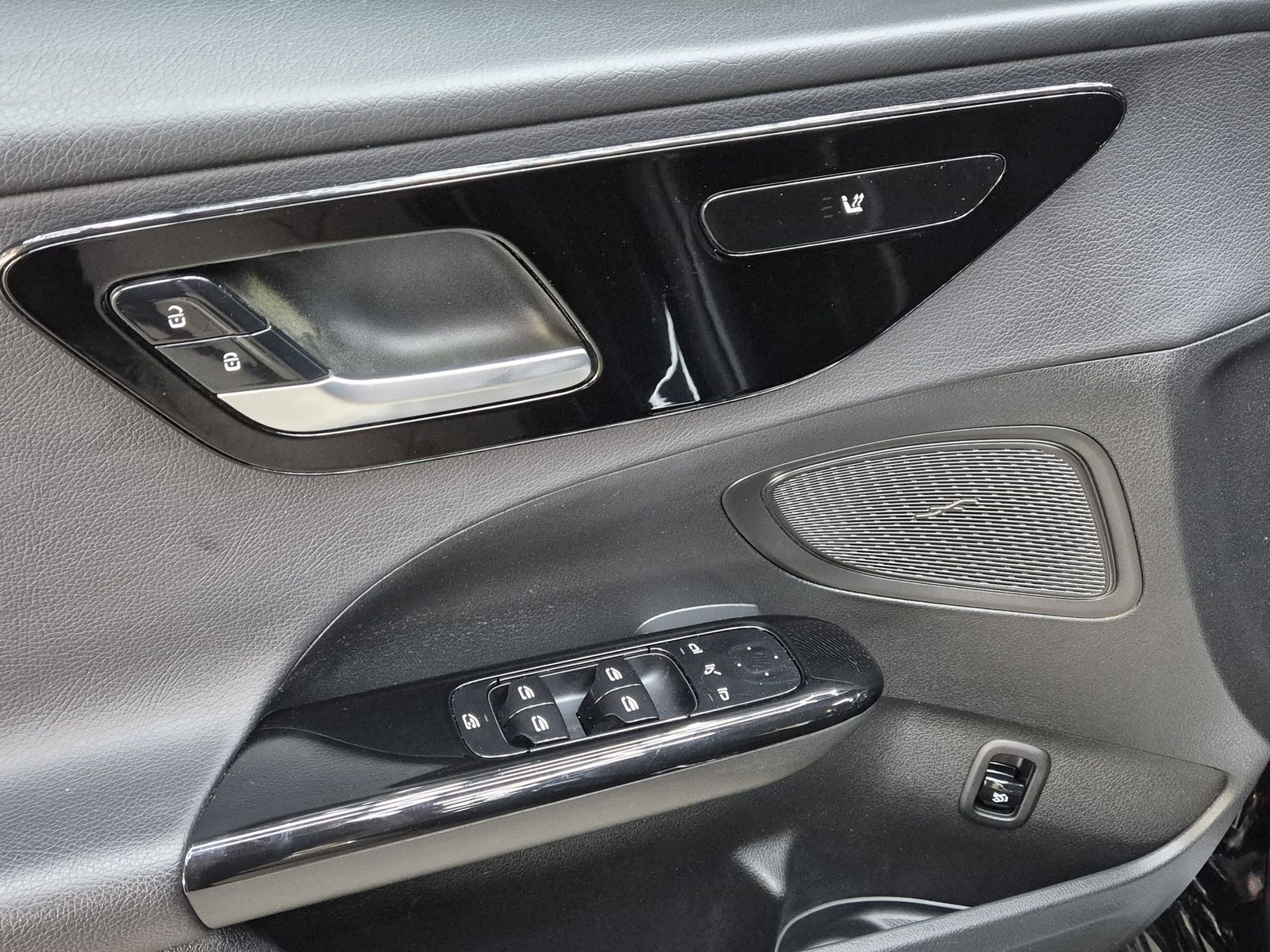 Fahrzeugabbildung Mercedes-Benz C 180 T CGI 9G NAVI+LED+SHZ+KAMERA+TEMP+DAB+LM
