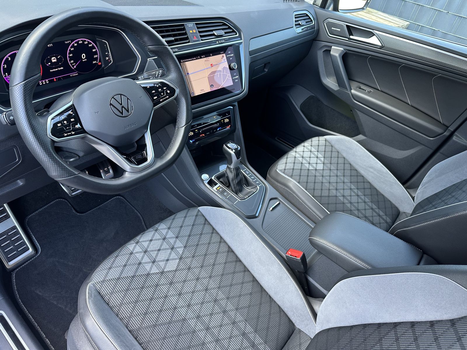 Fahrzeugabbildung Volkswagen Tiguan 1.5 TSI DSG R-Line NAV+LED+ACC+SHZ+HK