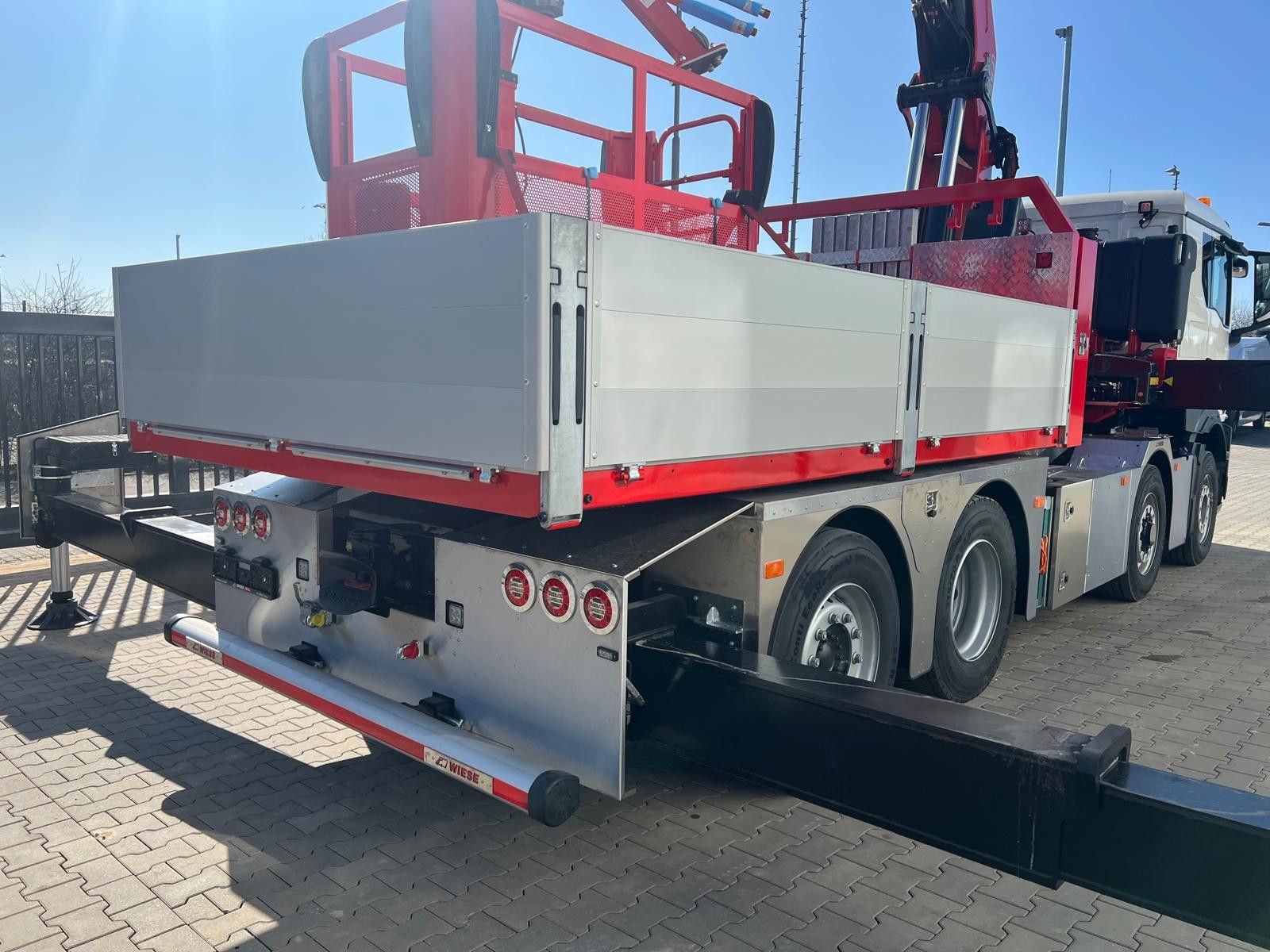 Fahrzeugabbildung MAN MAN 8x4 mit F1150RA.2.28 L616 Winde, 2.per. Korb