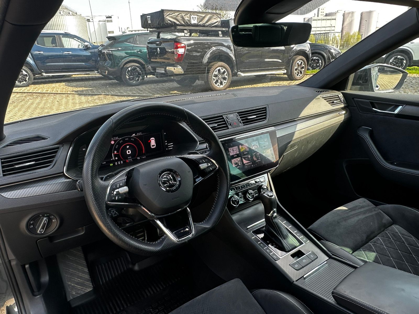 Fahrzeugabbildung SKODA Superb Combi Sportline 4x4