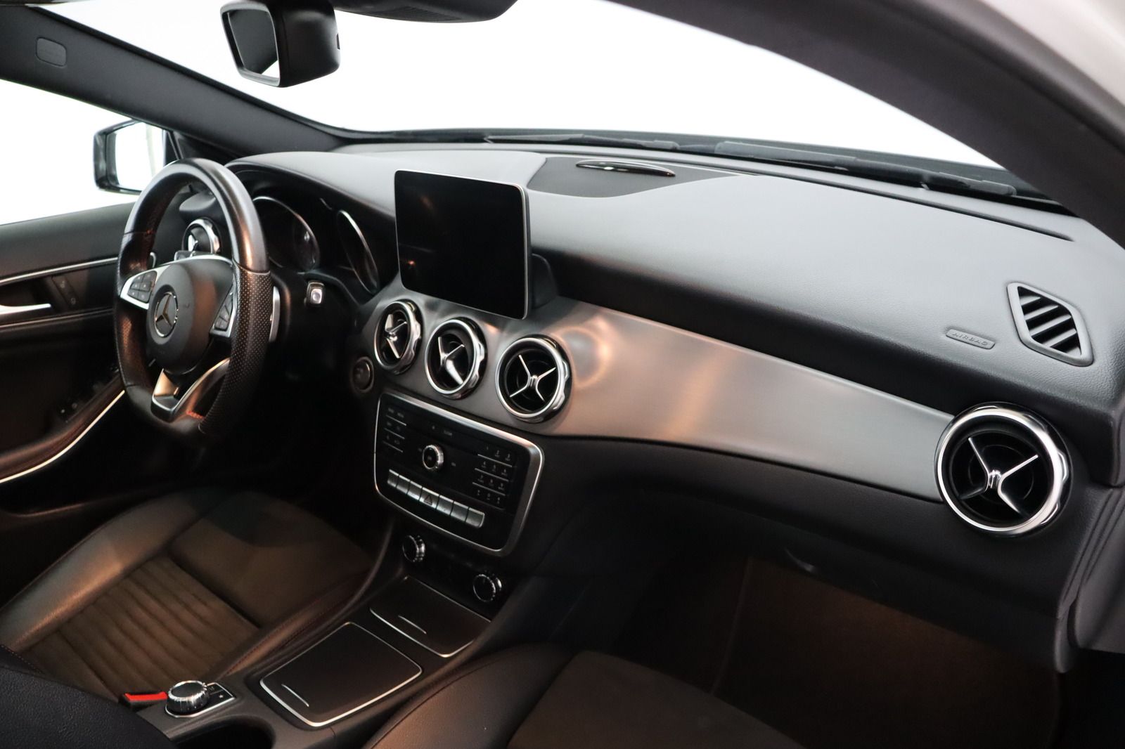 Fahrzeugabbildung Mercedes-Benz GLA 220 d AMG-line * LED * Navi * Pano