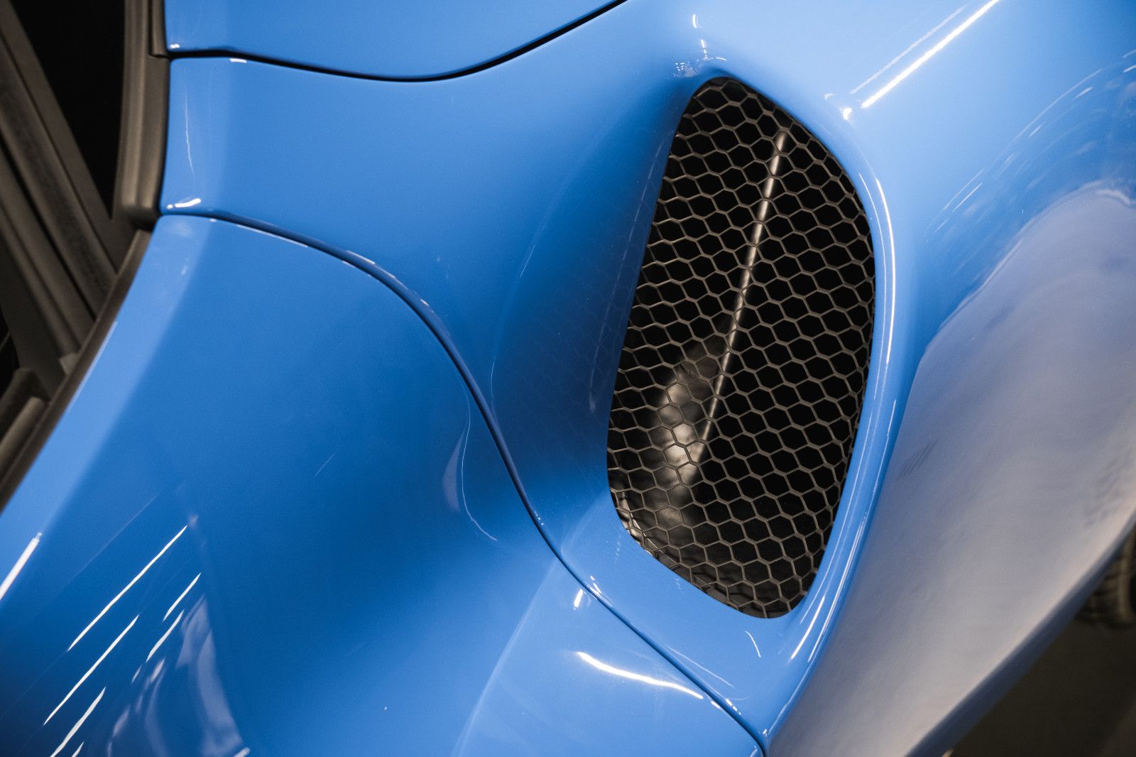 Fahrzeugabbildung Ferrari 296 GTS Sonderfarbe-Lift-Carbonsitz-Hifi-System