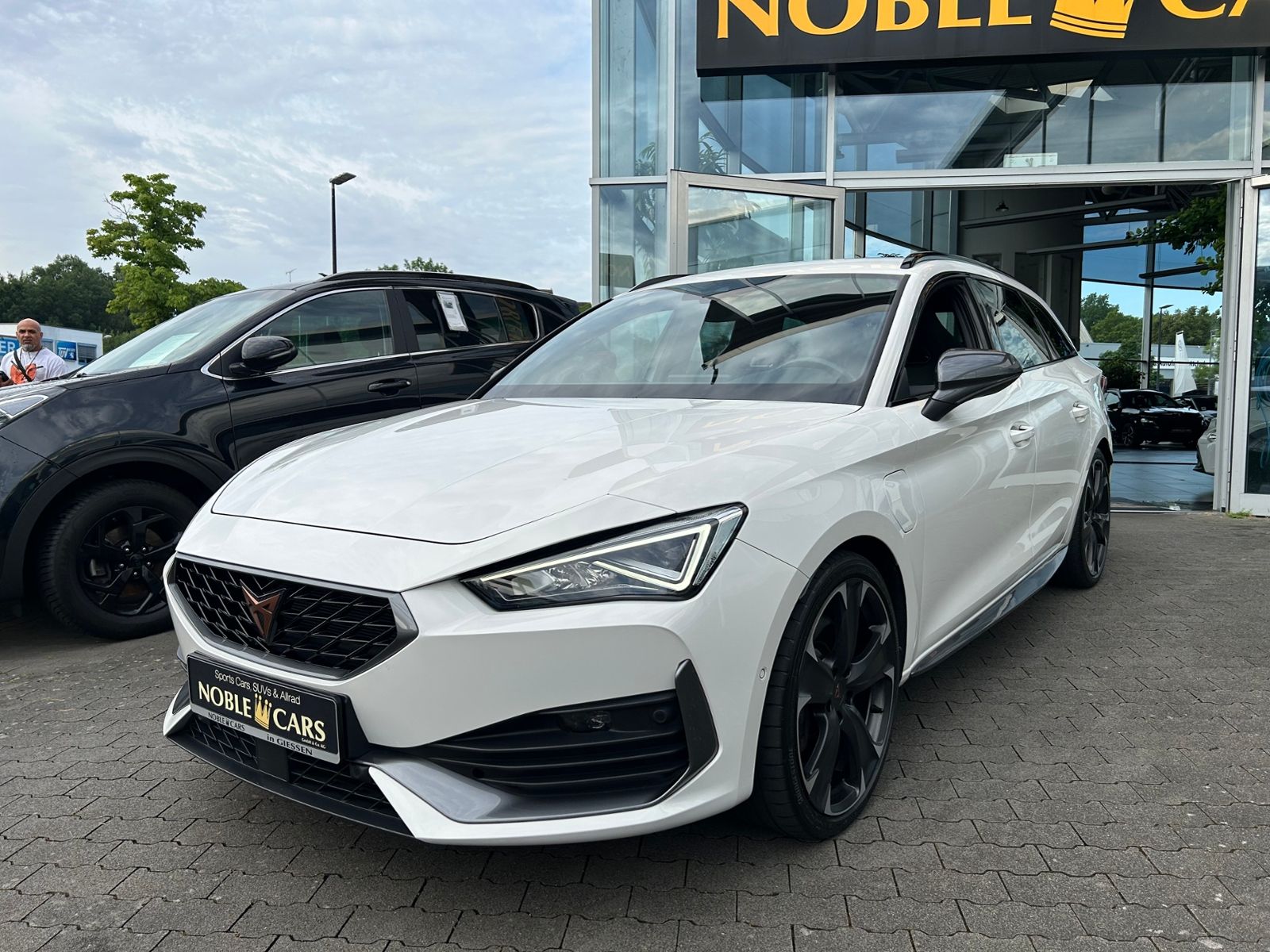 Fahrzeugabbildung CUPRA Leon Sportstourer VZ e-Hybrid NAV RFK SHZ 19"