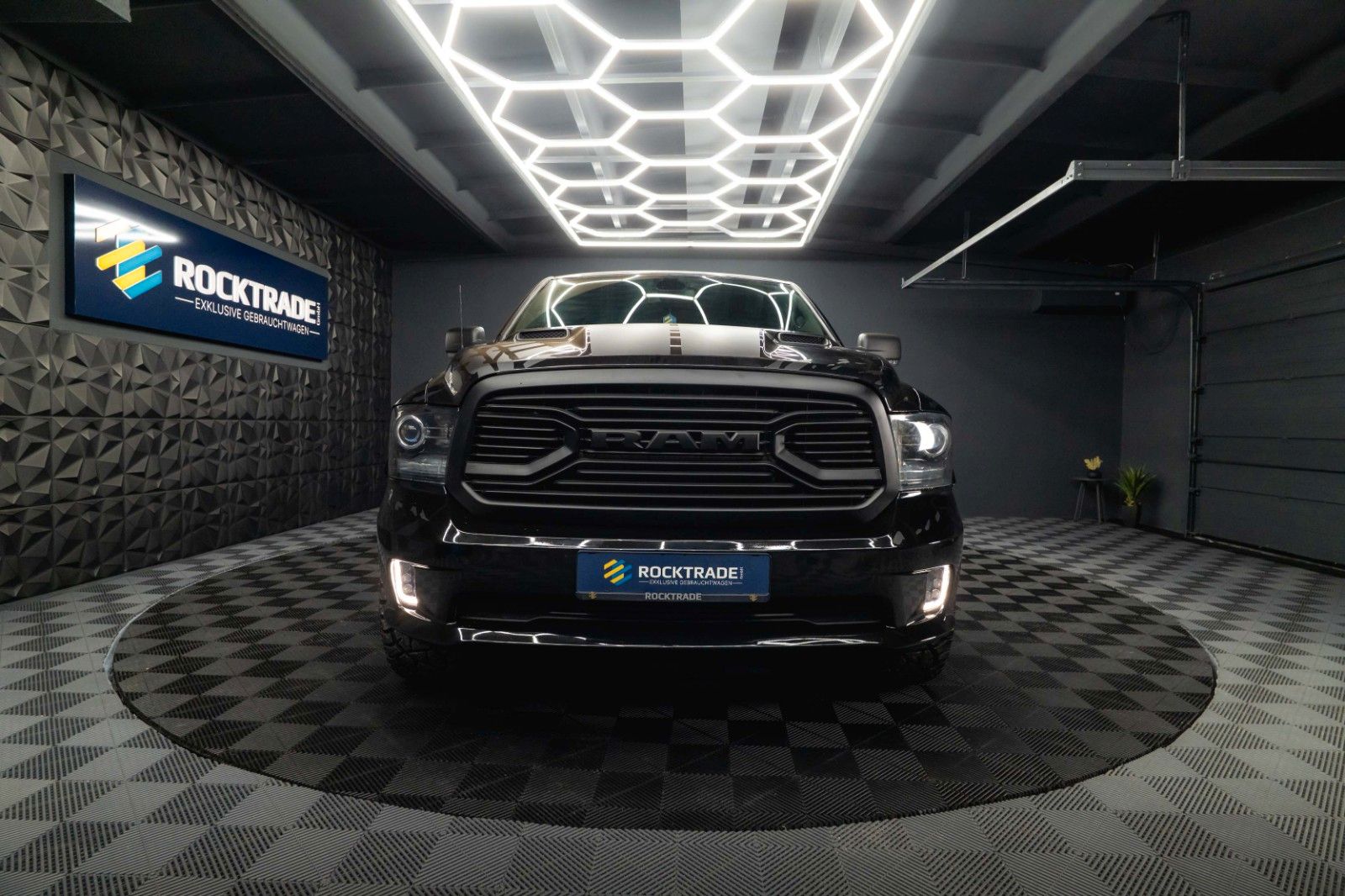 Fahrzeugabbildung Dodge RAM 5.7 V8 HEMI 4x4 OFFROAD Night-Paket *LED*