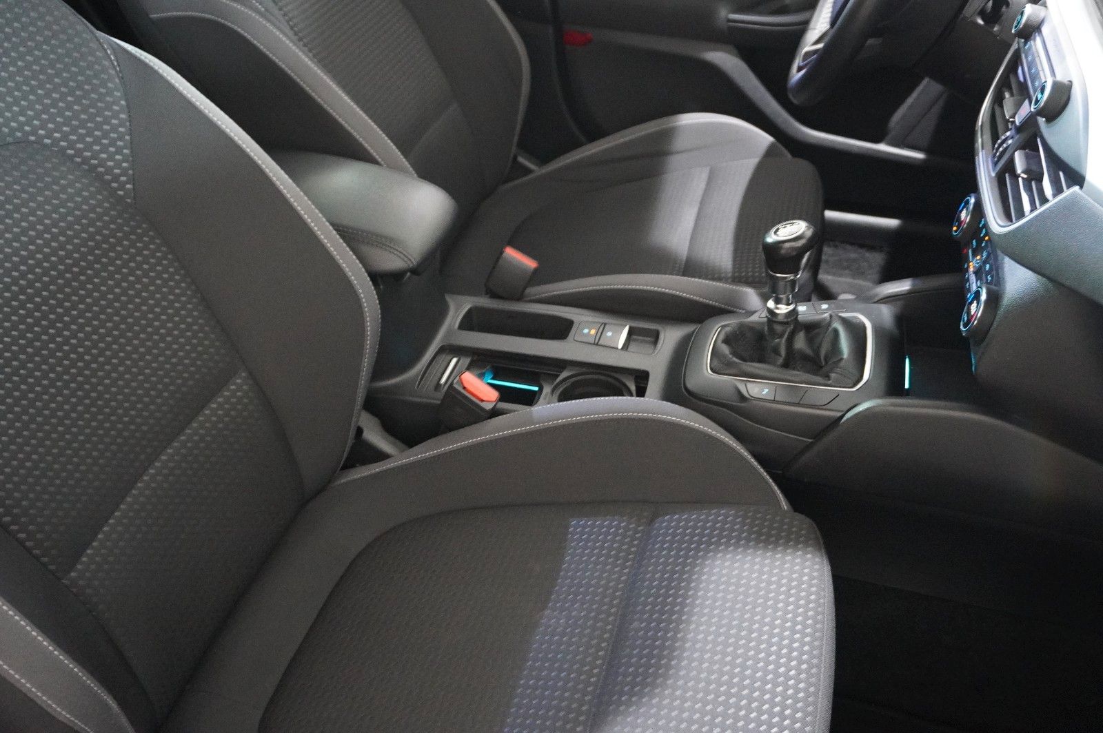 Fahrzeugabbildung Ford Focus Lim. 1.0 COOL & CONN. NAVI/LED/SPORT/SHZ