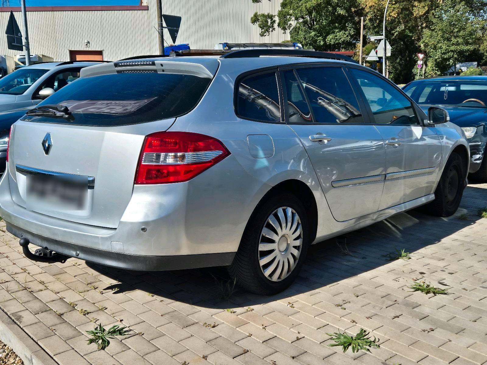 Renault Laguna 2010 — engine 140 HP (103kW)
