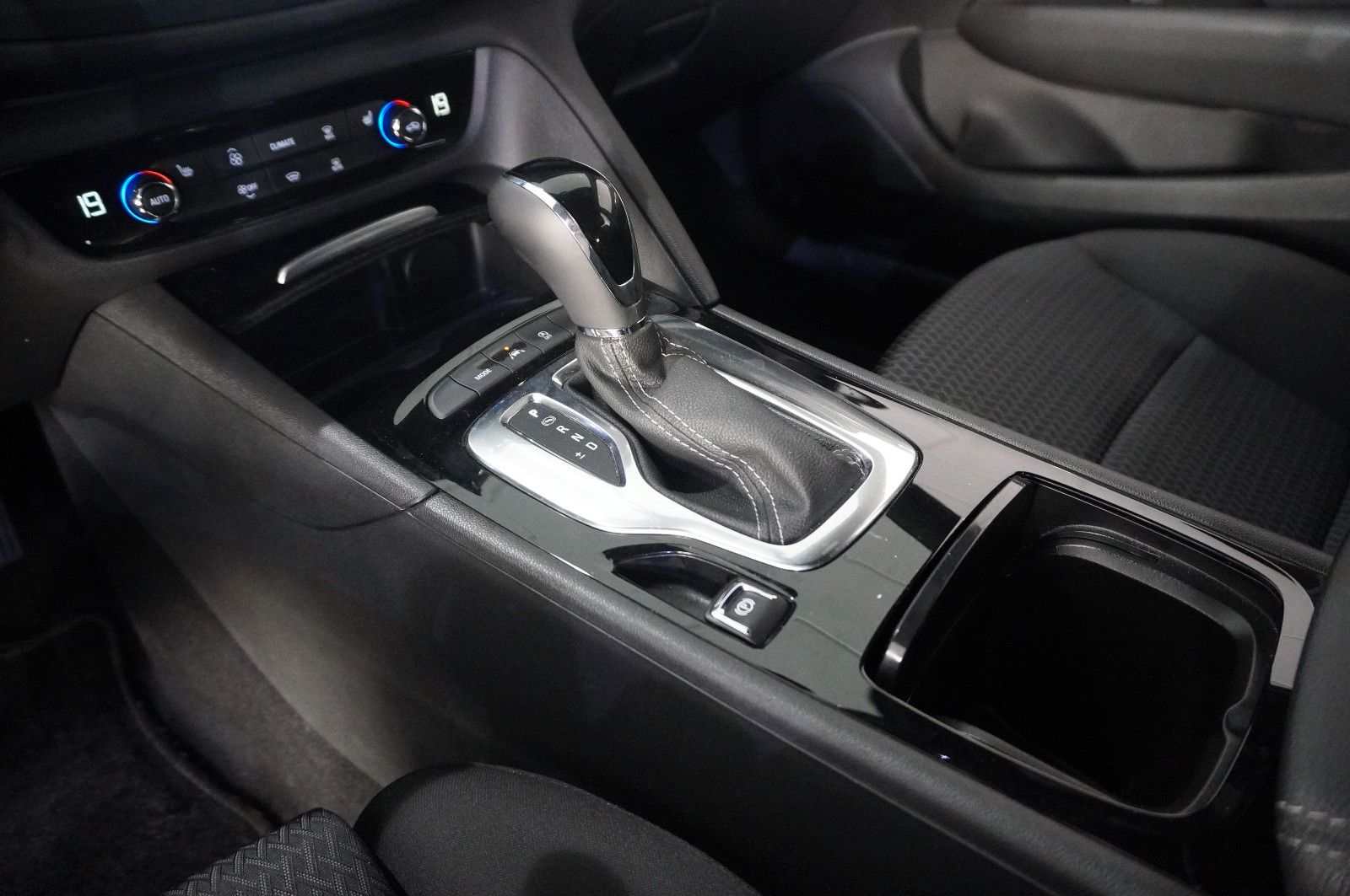 Fahrzeugabbildung Opel Insignia B ST 2.0T ELEGANCE NAVI/LED/VIRT./DAB+