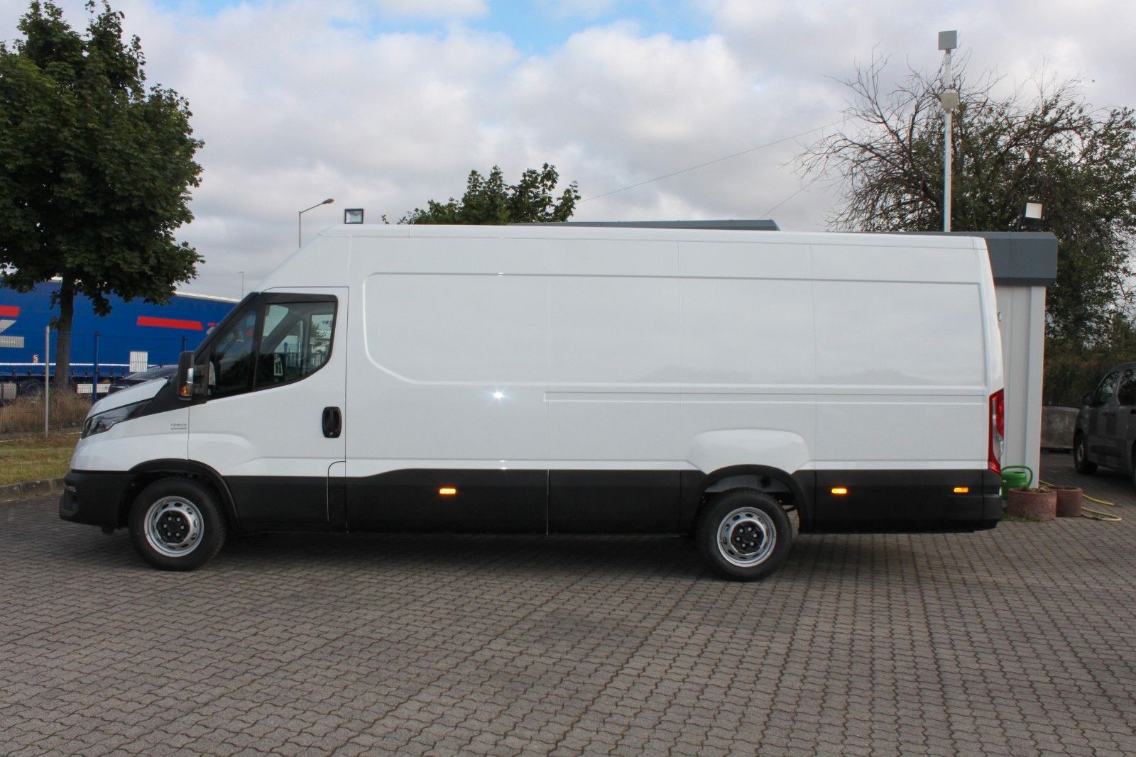Fahrzeugabbildung Iveco Daily Kasten 35S16 Holzboden/Verkleidung/Airline